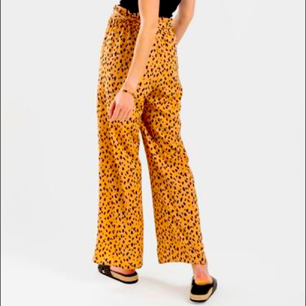 Francesca's Mi Ami Leopard prints pants with elastic waist